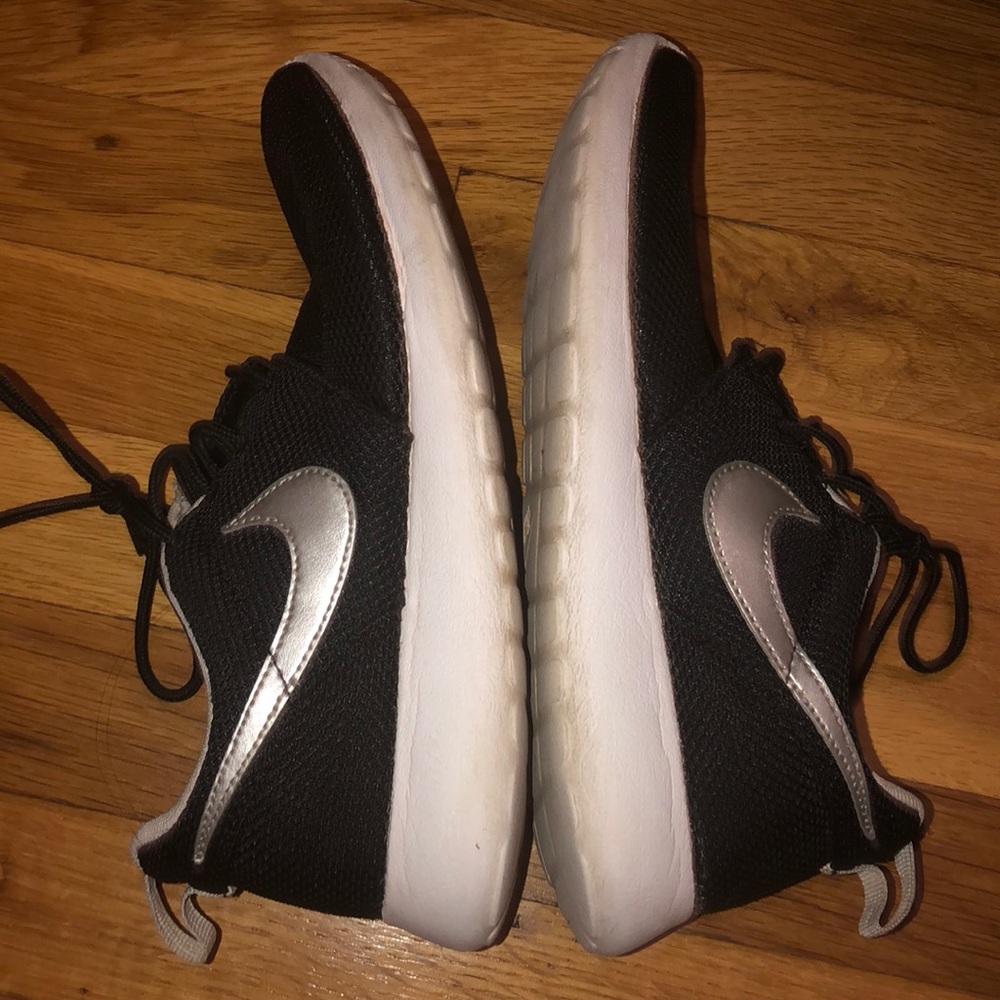 BLACK & WHITE ROSHES - Picture 6 of 6